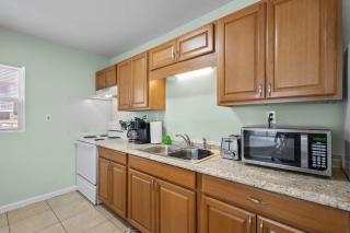 Sand Dollar Suites. Suite 4. A short stroll from our sandy shores - Carolina Beach - 1