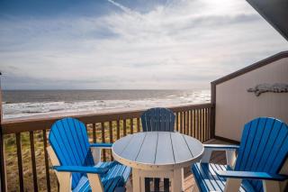 A touch of Paradise. Oceanfront Views, communal BBQs, and a POOL - Carolina Beach - 0