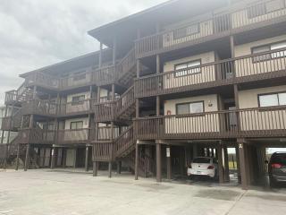 A touch of Paradise. Oceanfront Views, communal BBQs, and a POOL - Carolina Beach - 4