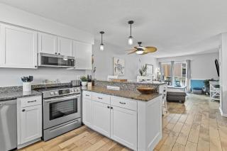Cast a Waves. Condo with partial Atlantic views and a POOL - Carolina Beach - 8