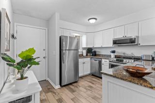 Cast a Waves. Condo with partial Atlantic views and a POOL - Carolina Beach - 2