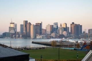Modern Coastal City Stay Waterfront and Airport - Boston - 9