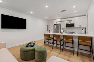 Modern Coastal City Stay Waterfront and Airport - Boston - 3