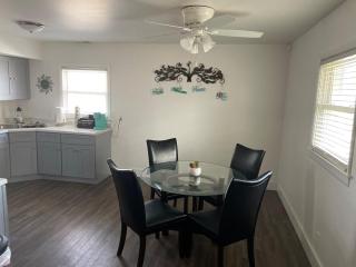 Lovely 2 Bed Room Apartment, all to yourself - Merrillville - 6