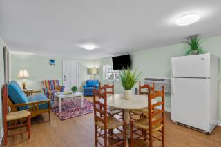 Sand Dollar Suites. Suite 1. A short stroll from our sandy shores - Carolina Beach - 2