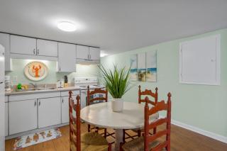 Sand Dollar Suites. Suite 1. A short stroll from our sandy shores - Carolina Beach - 1