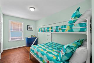 Sand Dollar Suites. Suite 3. A short stroll from our sandy shores - 6