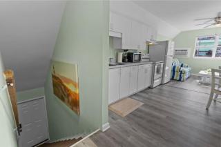 Sand Dollar Suites. Suite 6. A short stroll from our sandy shores - Carolina Beach - 2