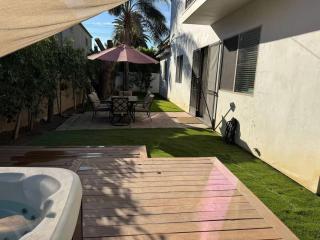 Relax and Recharge in this 4BR Zen Retreat - LI - UC - Los Angeles - 1