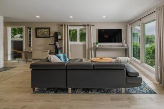 Beautiful 3 Bedroom Home steps from Parks and Trails - 7