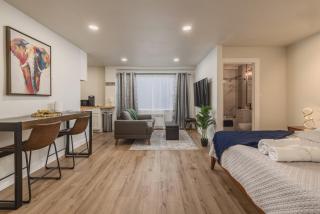 Modern downtown suite king bed - 0