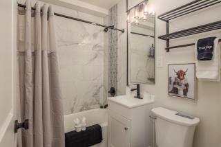 Modern downtown suite king bed - 5