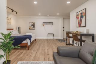 Modern downtown suite king bed - 3