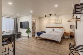 Modern downtown suite king bed - 2