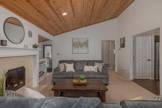 3 Bedroom Home sleeps 12 - 8