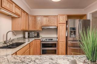 Bootleggers Condo 2 Bedroom Modern Condo in Heart of Downtown - 3