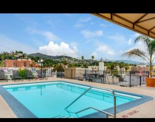 Modern Escape in Hollywood with Rooftop & City Views - Los Angeles - 8