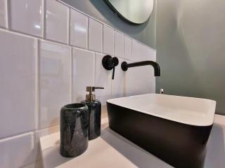 Stylish, new, pool, secure home in heart of CBD - 6