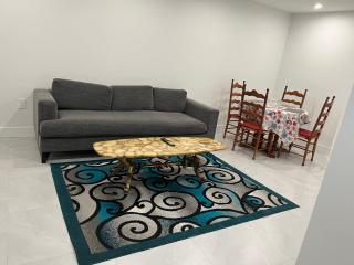 Bird Nest Suites - Surrey - 7