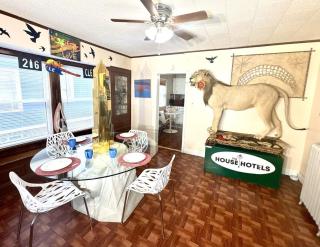 Sleep with a Lion!! 6 bedroom house, near downtown, Ohio city Tremont! - 0