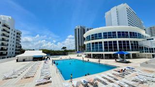 SeaStays-Beachfront Apartments - Miami Beach - 5