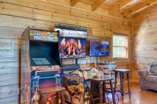 Smoky Vista Lodge by AvantStay Luxury Cabin w Elevator Theater Hot Tub Near Dollywood - Sevierville - 7