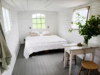Gula Vagnen på en äng i lantlig miljö - Hörby - 4