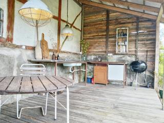 Gula Vagnen på en äng i lantlig miljö - Hörby - 1