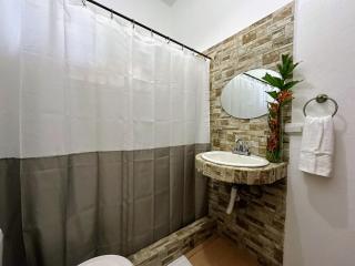 2 BD Villa with Sweeping Views of Manuel Antonio - 1