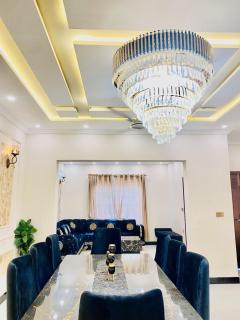 Grand 5 Bedroom Panaromic Villa - Lahore - 0