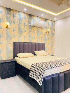 Grand 5 Bedroom Panaromic Villa - Lahore - 9