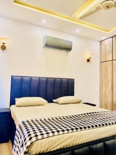 Grand 5 Bedroom Panaromic Villa - Lahore - 7