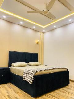 Grand 5 Bedroom Panaromic Villa - Lahore - 3