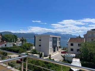 Wistaria Sea Line Apartment - Ðenovići - 3