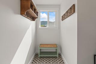 Stunning Heritage Home, Sleep 8, Hot Tub, Private Yard, Firepit - 6