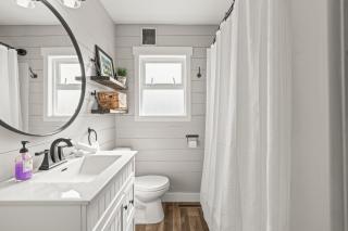 Stunning Heritage Home, Sleep 8, Hot Tub, Private Yard, Firepit - 2