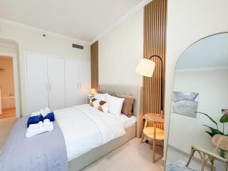 Dubai Marina Promenade 1BR Apartment with Pool near JBR - 4