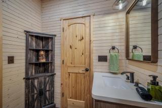 The Bear Necessities Cabin with Hot Tub on the Brow - Fort Payne - 5