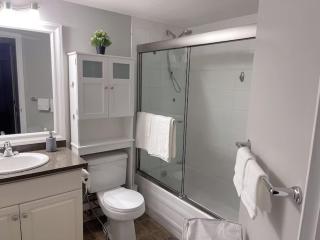 3 Bedrooms 2 Baths & Parking Great Vancouver Private - Surrey - 5