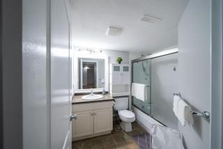 3 Bedrooms 2 Baths & Parking Great Vancouver Private - Surrey - 3