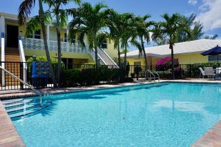 Haven - Walk to the Beach, Free Bikes, and Pool! - Palm Beach Shores - 4