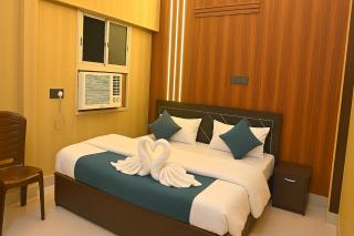 IQ Hotel Ayodhya - Modern Stay Near Ram Mandir with Free Parking - Ayodhya - 1