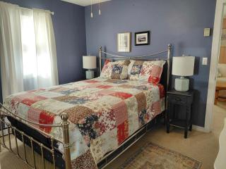 Authentic Cottage on Lake George - - 6