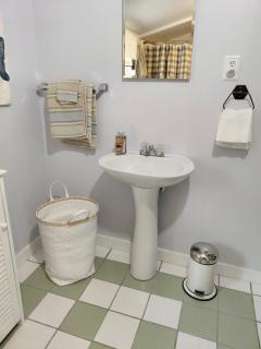 Authentic Cottage on Lake George - - 4