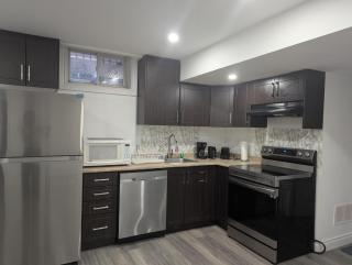 Basement Queen beds by YKF airport - Kitchener - 2