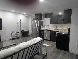 Basement Queen beds by YKF airport - Kitchener - 3