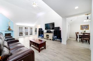 Cozy 4BR House with Fireplace. 10 Min to Chinatown - Houston - 0