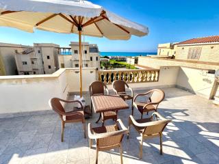 شاليه فاخر بإطلالة على البحر وحمام السباحة - موقع مميز داخل قرية بدر السياحية - 0