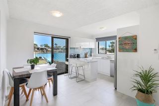 Amazing Modern Waterfront Apartment on the Canal - Mooloolaba - 8