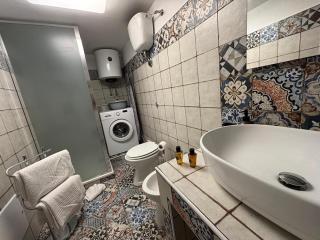 Stylish Apartment Steps from the Beach - 6